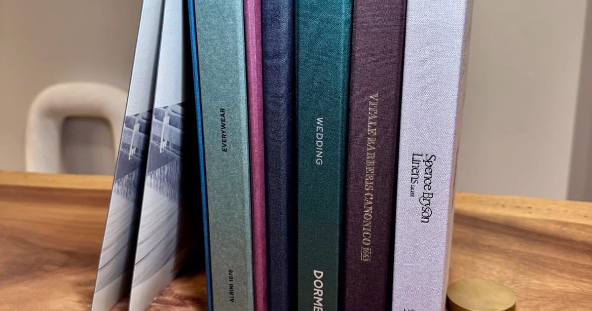 Stoffballen aus italienischem und britischem Anzugstoff in der Stoffbibliothek von Endel Tailor Bangkok