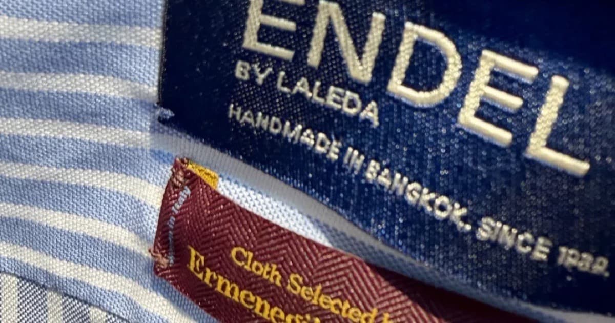 Endel by Laleda Label mit dem Ermenegildo Zegna Webetikett, in ein gestreiftes Maßhemd eingenäht