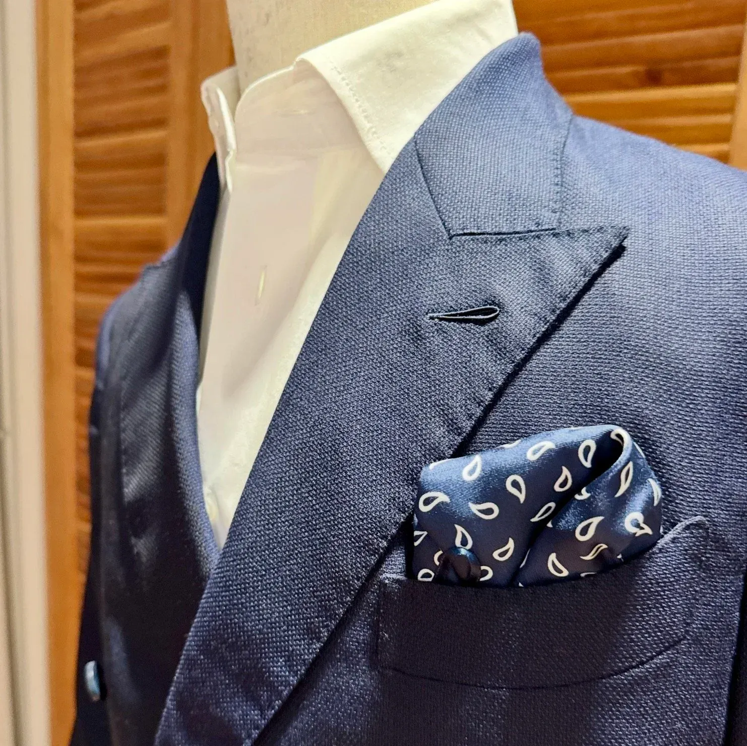 Atelier-Interieur von Endel Tailor Bangkok mit Anproben maßgeschneiderter Anzüge an der Rama 4 Road