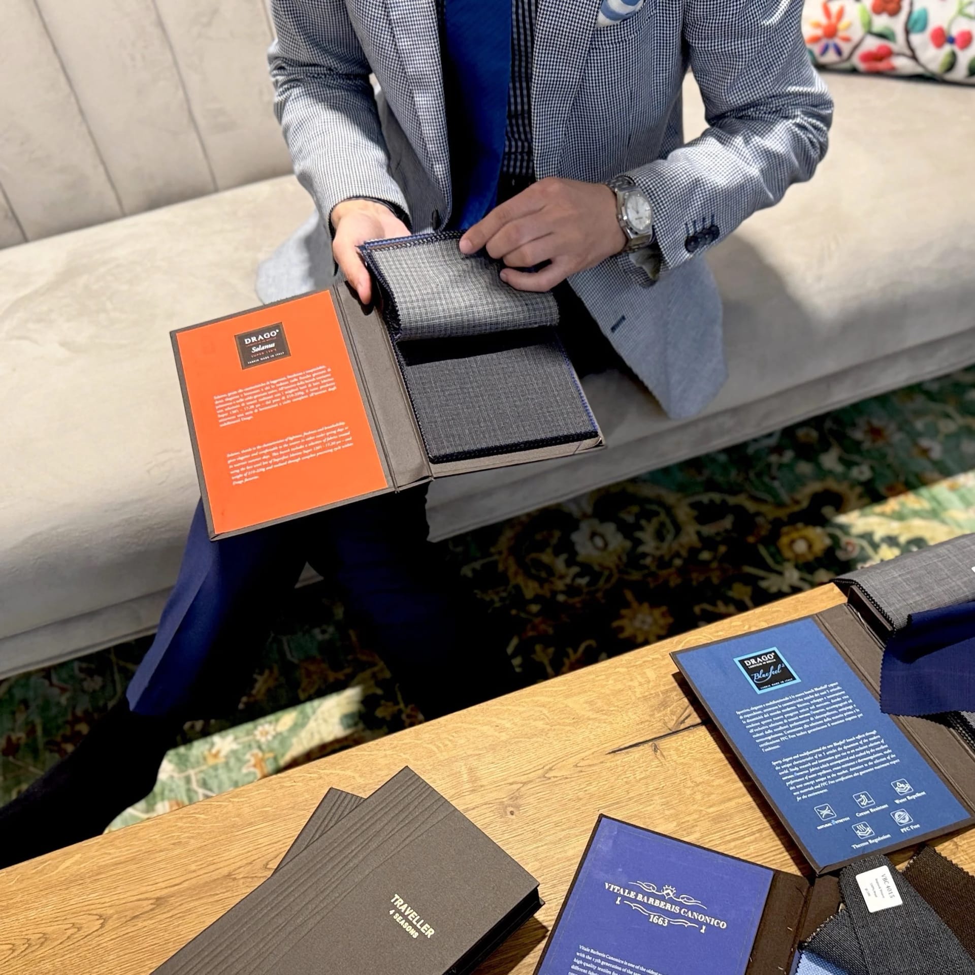 Handwerker von Endel Tailor Bangkok bei der Arbeit mit italienischen Stoffmustern