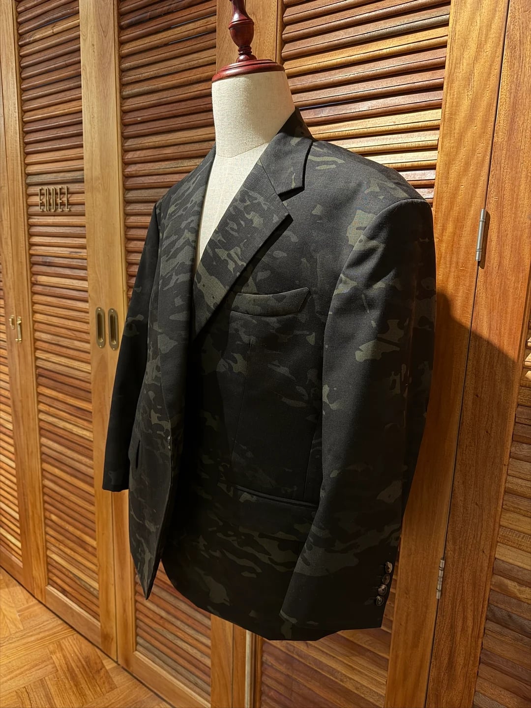 Maßgeschneiderter Anzugjacke in MultiCam Black Tarnmuster auf der Schneiderpuppe bei Endel Tailor Bangkok
