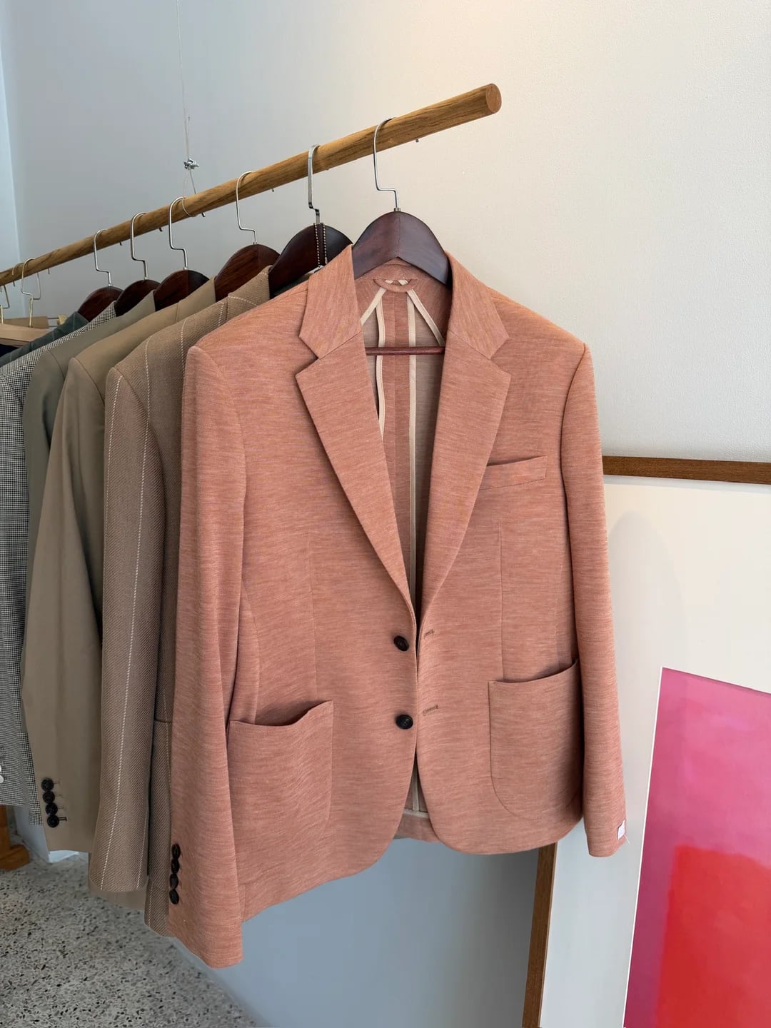Loro Piana Luxury-Jersey-Blazer in Terrakotta auf Holzbügel bei Endel Tailor Bangkok