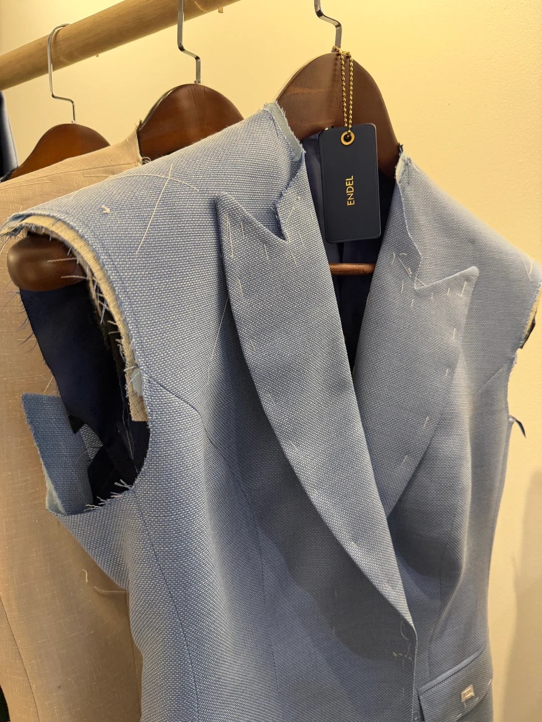 Holland & Sherry Woll-Hopsack-Jacke mit Heftfäden, bereit zur Anprobe, auf Holzbügel bei Endel Tailor Bangkok