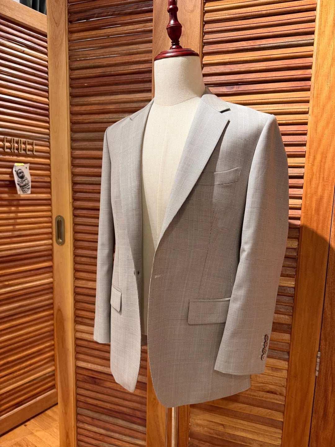 Guabello Super 130s Glen-Check-Maßjacke auf einer Schneiderpuppe bei Endel Tailor Bangkok