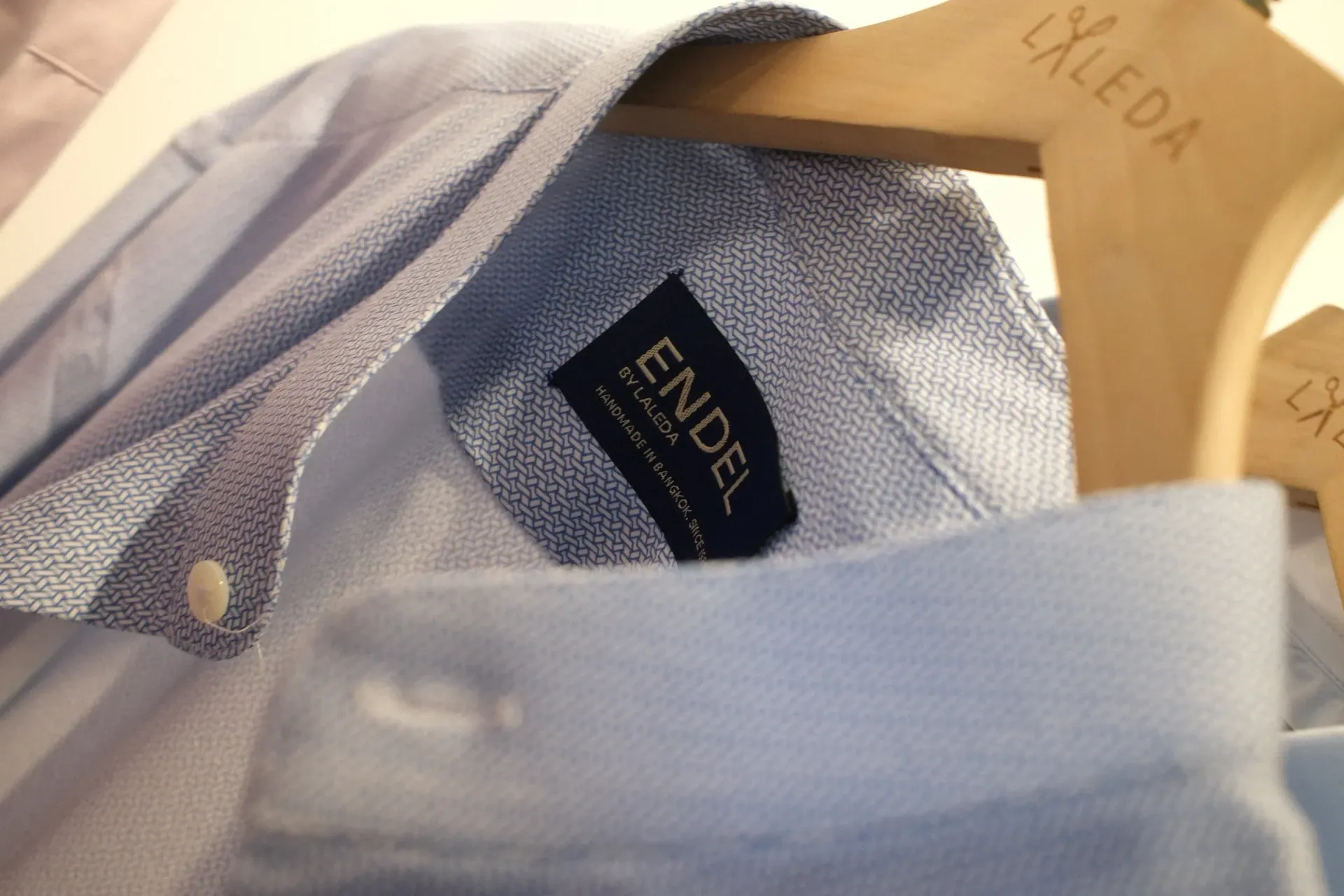Detail des Kragens an einem weißen maßgeschneiderten Hemd von Endel Tailor Bangkok