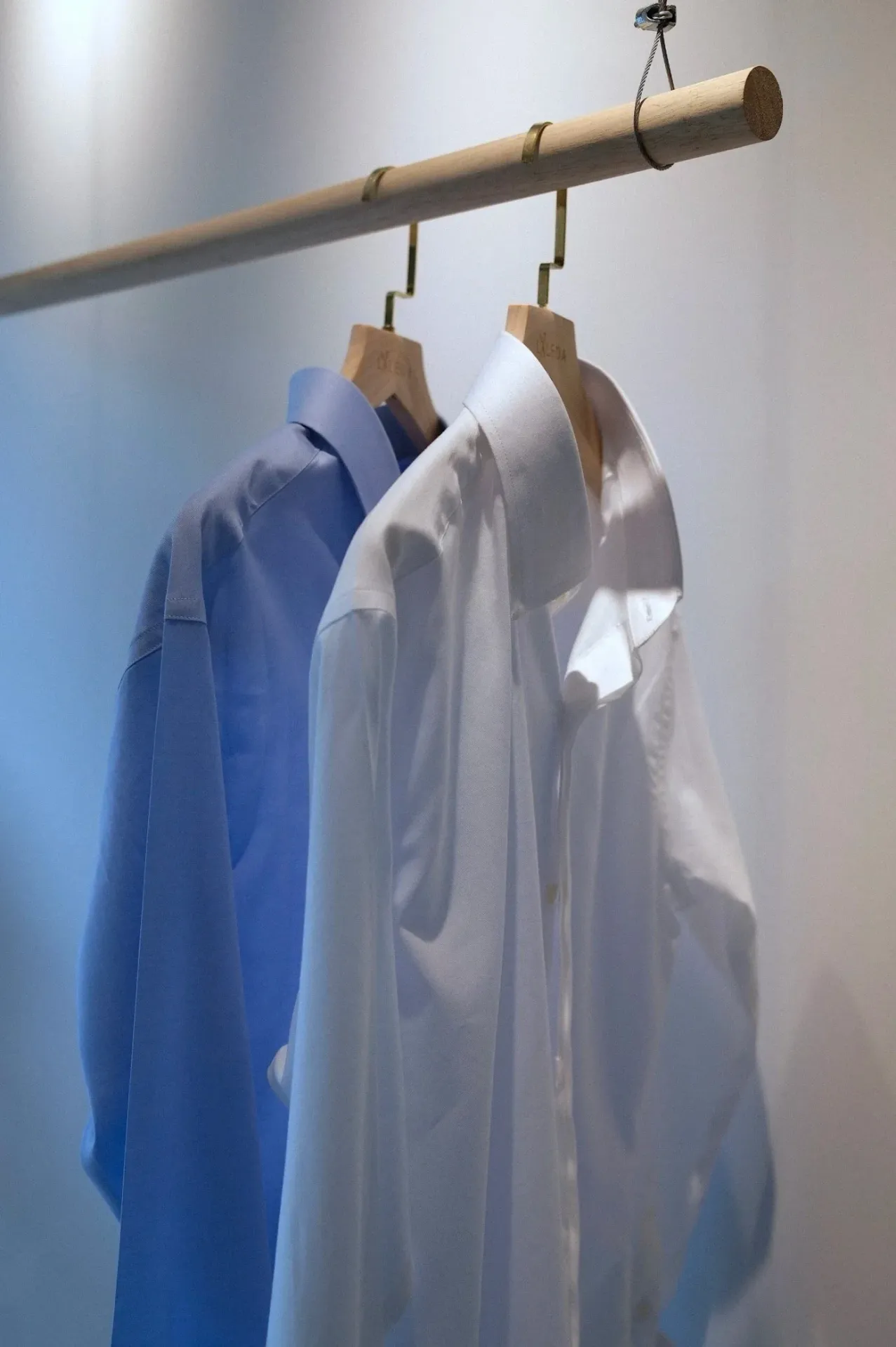 Gestreiftes maßgeschneidertes Business-Hemd von Endel Tailor Bangkok