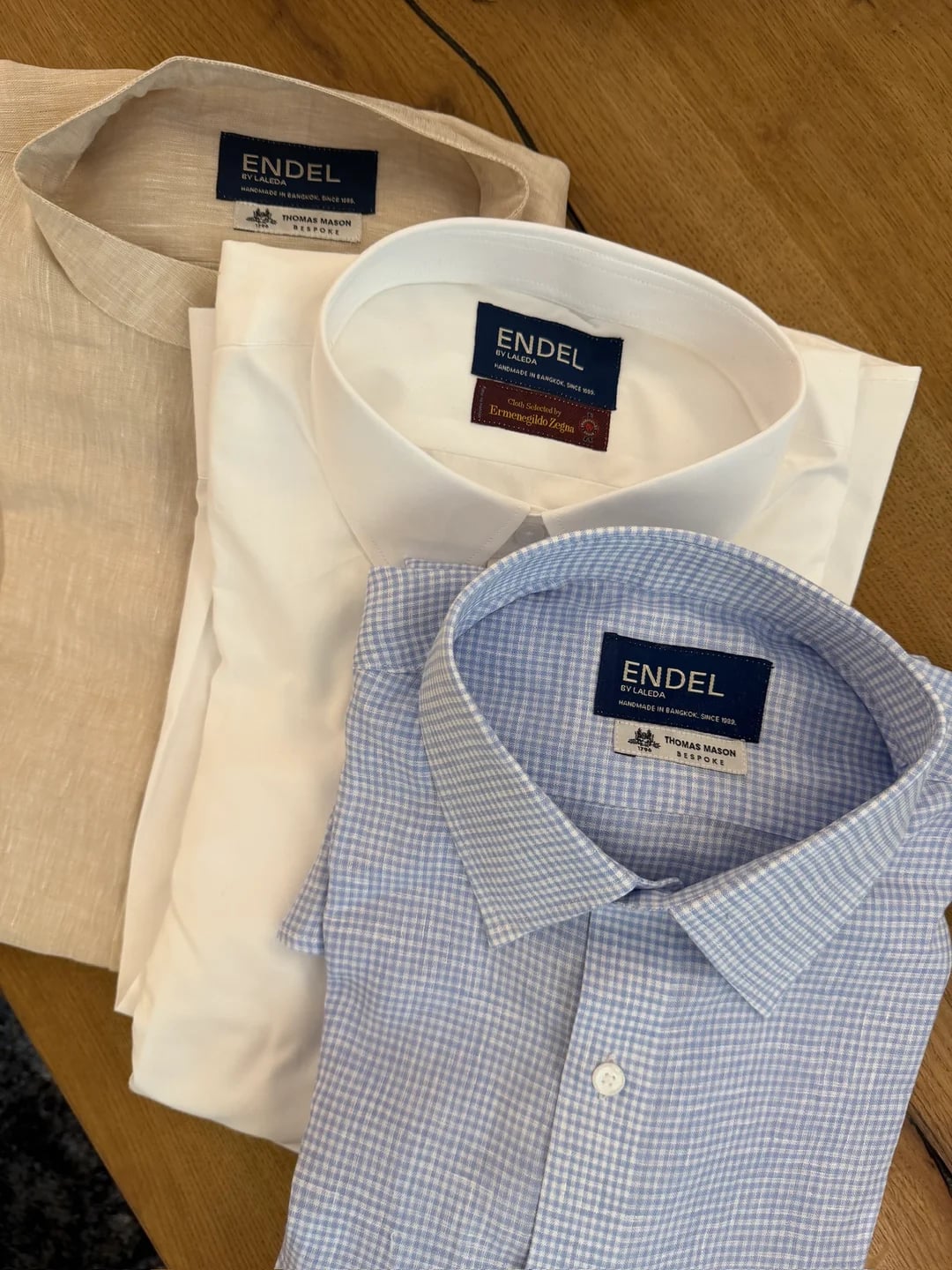 Maßgeschneiderte Hemden in beigem Leinen, weißer Baumwolle und blauem Gingham mit Endel-, Thomas-Mason- und Zegna-Etiketten