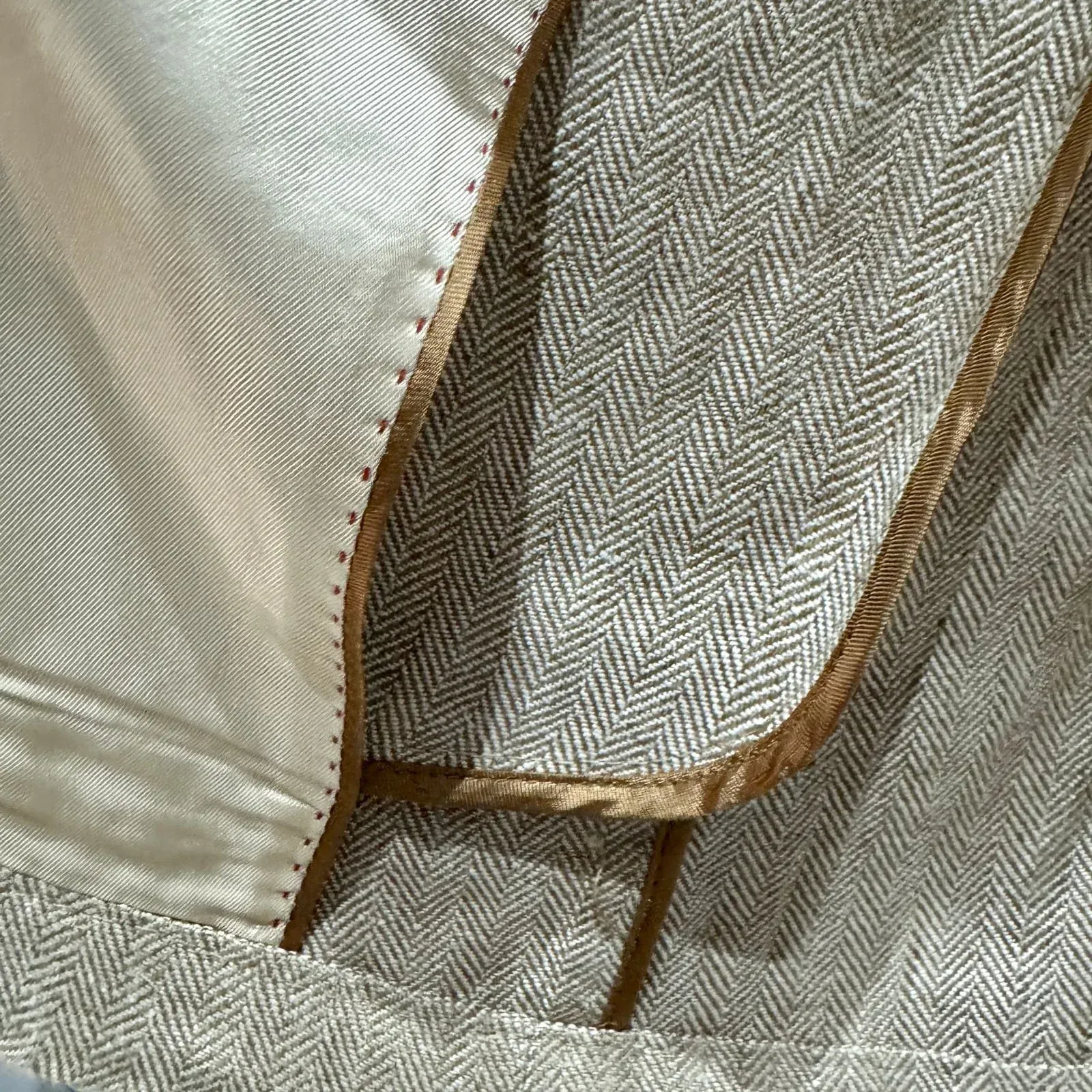Detail des japanischen Bemberg-Cupra-Innenfutters an einem Maßanzug von Endel Tailor Bangkok