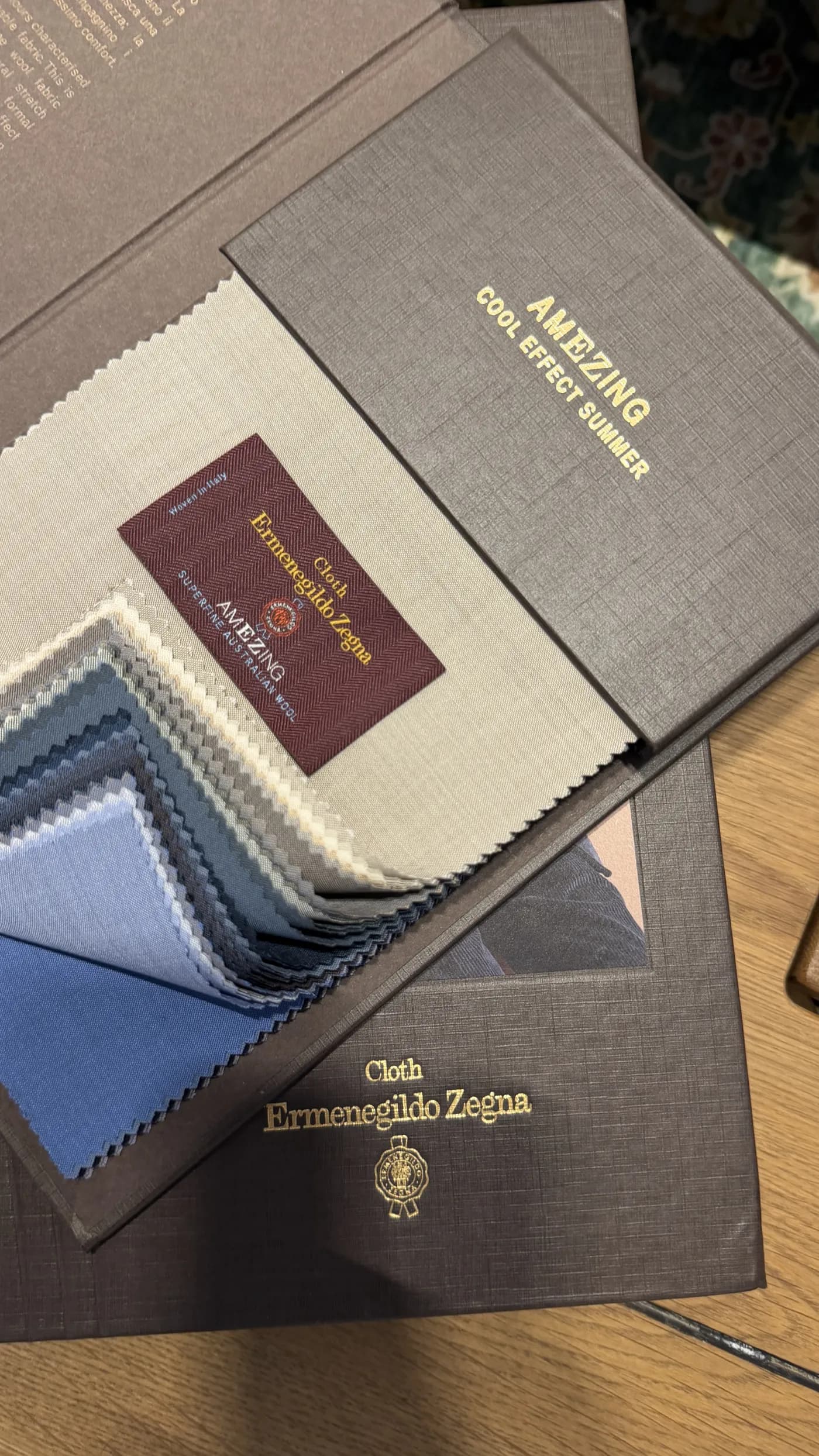 ตัวอย่างผ้าวูล AmEZing Superfine สีฟ้าอ่อน พร้อมป้าย Ermenegildo Zegna article 19631 ระบุ 100% Superfine Australian Wool