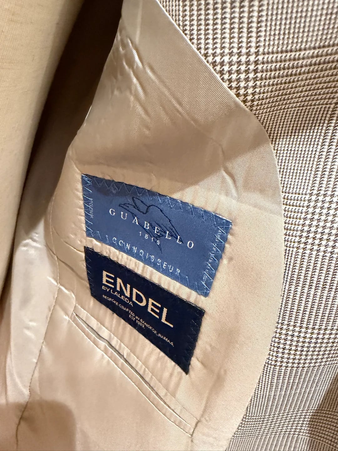 ป้าย Endel by Laleda และ Guabello Connoisseur ภายในเสื้อสูทสั่งตัดที่ Endel Tailor Bangkok