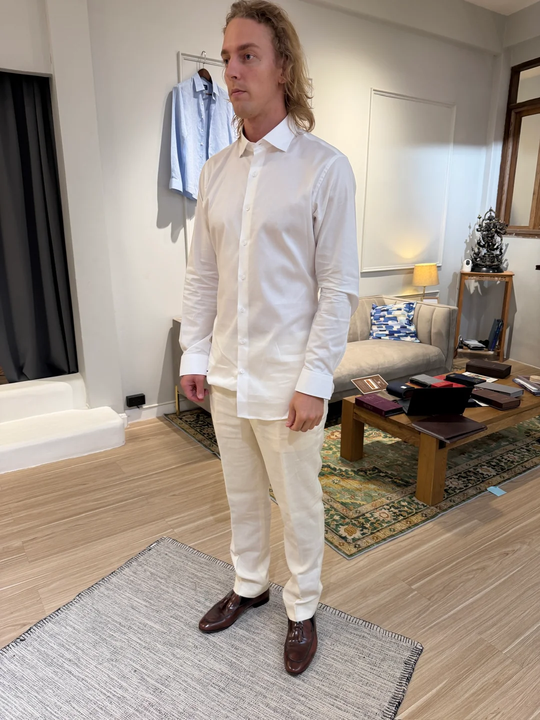 Kunde in weißem Zegna Popelin-Ägyptenbaumwoll-Maßhemd bei Endel Tailor Bangkok