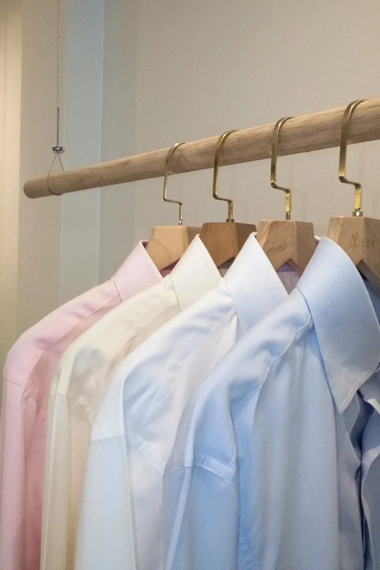 Handgenähtes Kragendetail an einem Maßhemd von Endel Tailor Bangkok